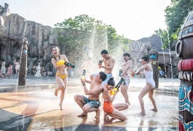 Du khách tranh thủ tận hưởng VinWonders Nha Trang trước giờ diễn ra đại nhạc hội 8Wonder