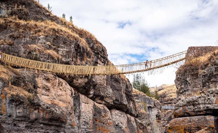 Cầu treo Q’eswachaka kết bằng cỏ độc đáo thu hút du khách ở Peru