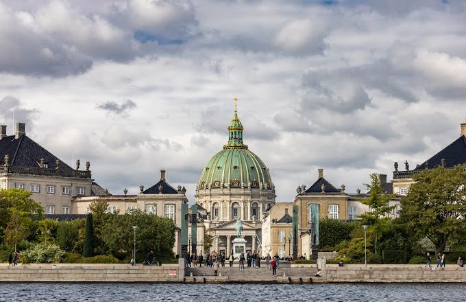 Khám phá đời sống hoàng gia Đan Mạch tại cung điện Amalienborg
