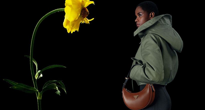 Prada giới thiệu túi đeo vai hình lưỡi liềm Prada Arqué mùa thu 2023