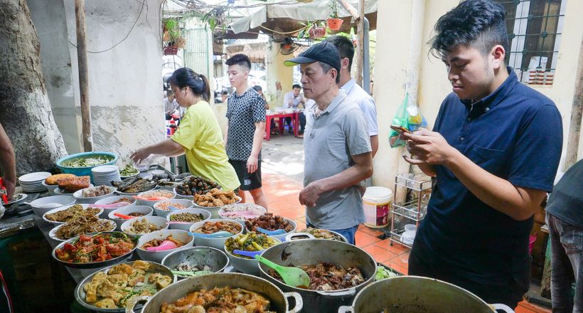 Quán cơm Vinh Thu giá gần 200.000 đồng/suất nhưng khách vẫn xếp hàng dài