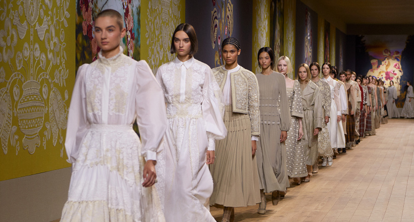 BST Cruise 2023 của Dior nổi bật với hoạ tiết bandana motif