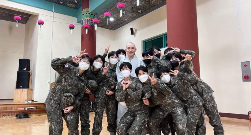 Tour tham quan chùa Hwaeomsa “cháy vé” vì sư thầy quá tuấn tú