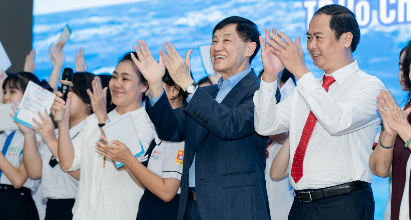 Ông Johnathan Hạnh Nguyễn, Tiên Nguyễn trao học bổng dự án “Ươm mầm tương lai”