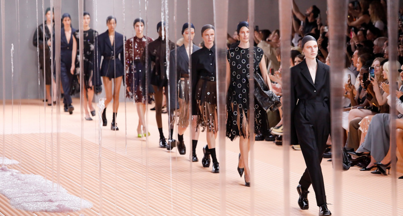 Prada Spring 2024 làm sống lại những bộ trang phục thường nhật