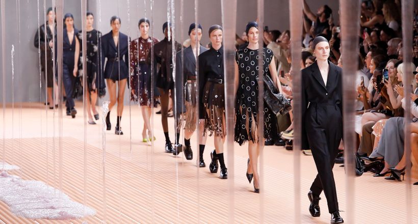 Prada Spring 2024 làm sống lại những bộ trang phục thường nhật