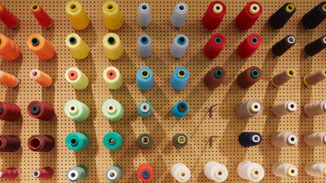 Dịch vụ sửa chữa trang phục: Bước đi “xanh hóa” của ngành thời trang