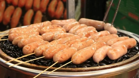 Xúc xích nướng trên sỏi có gì hấp dẫn mà nhiều người xếp hàng chờ mua?