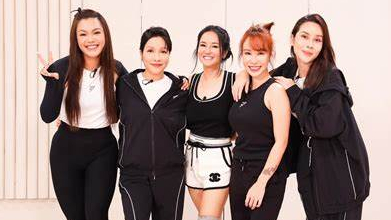 Hồng Nhung tiết lộ mối quan hệ với Mỹ Linh: Không phải chỉ vui mới vỗ tay vào