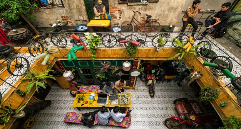 Tìm 'ngọc quý' trong rác tái chế tại quán cafe giữa lòng phố cổ