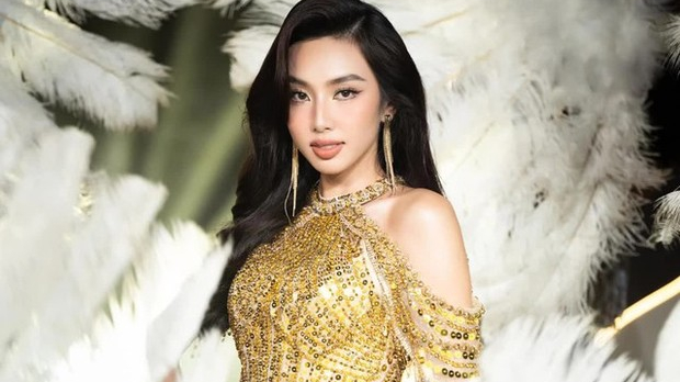 Bắt gặp Thùy Tiên "dát vàng" kín người làm tượng sống đứng bất động trên phố, biểu cảm lầy lội gây sốt cõi mạng