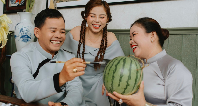 Tiktoker Phan Yến Nhi cùng gia đình diện áo dài Hà Thanh Huy đón Tết