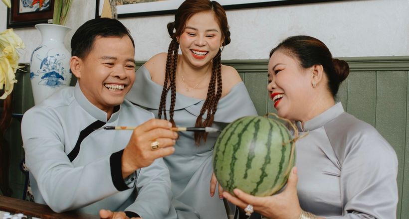 Tiktoker Phan Yến Nhi cùng gia đình diện áo dài Hà Thanh Huy đón Tết