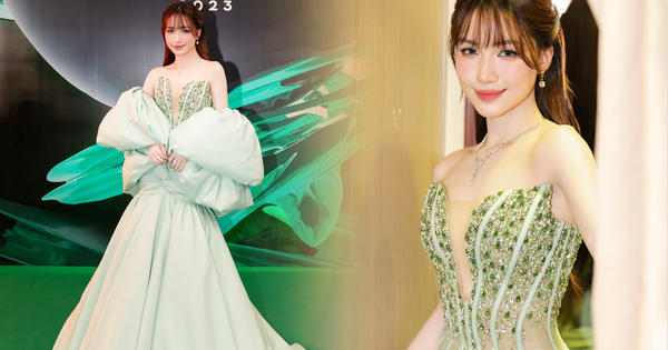Nữ ca sĩ đeo trang sức trị giá gần nửa tỷ lên nhận giải thưởng Làn sóng xanh 2023 gây sốt