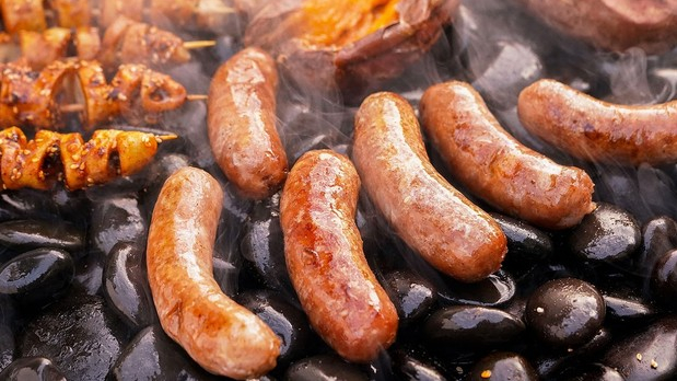 Lạp xưởng nướng đá - món ăn đang làm giới trẻ "mê mẩn" chứa bao nhiêu calo, ăn nhiều tiềm ẩn những nguy hại gì?