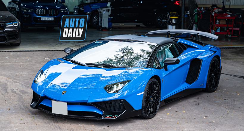 Bắt gặp Lamborghini Aventador SV Roadster màu xanh độc nhất Việt Nam