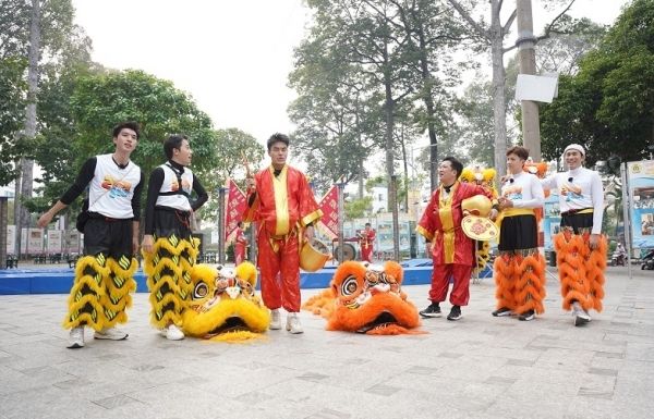 Lần đầu tiên dàn cast "2 ngày 1 đêm" thử sức múa lân