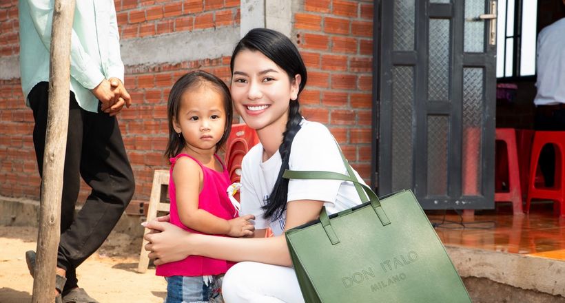 Á hậu Hoàng Nhung giản dị tham gia hoạt động thiện nguyện