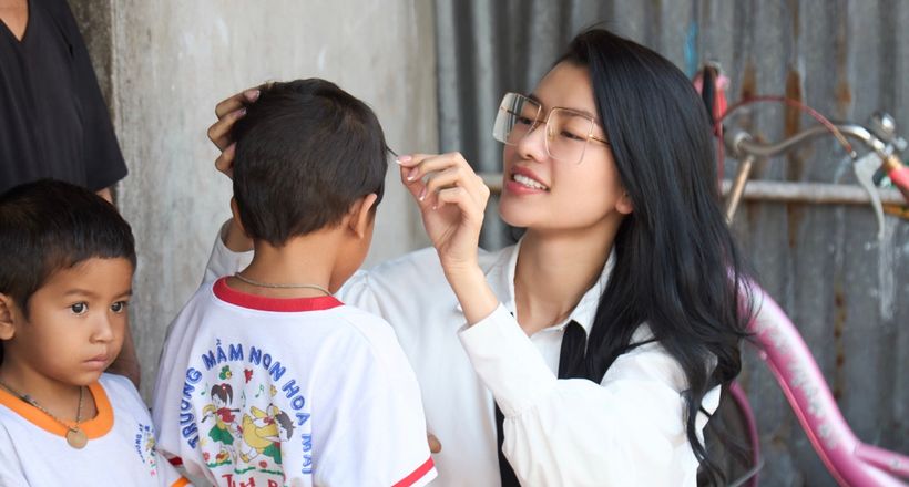 Á hậu Hoàng Nhung thăm trẻ mồ côi, trẻ có hoàn cảnh khó khăn tại An Giang
