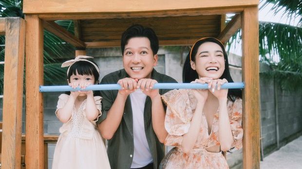 Hé lộ cận dung mạo ái nữ của Trường Giang - Nhã Phương, bố bỉm gây chú ý vì hành động này