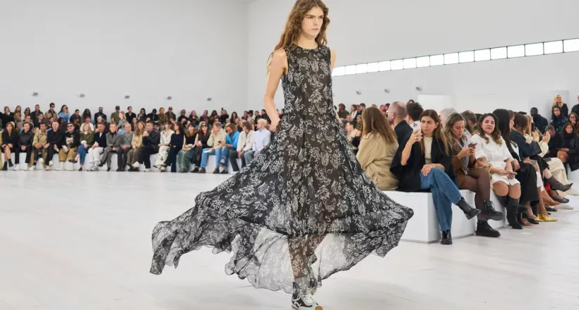 BST LOEWE Xuân Hè 2025: Tối giản âm thanh, tối đa chuyển động