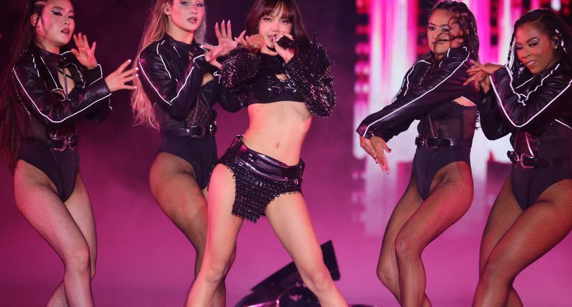 Lisa đeo cánh thiên thần, mặc nội y diễn tại Victoria's Secret Fashion Show