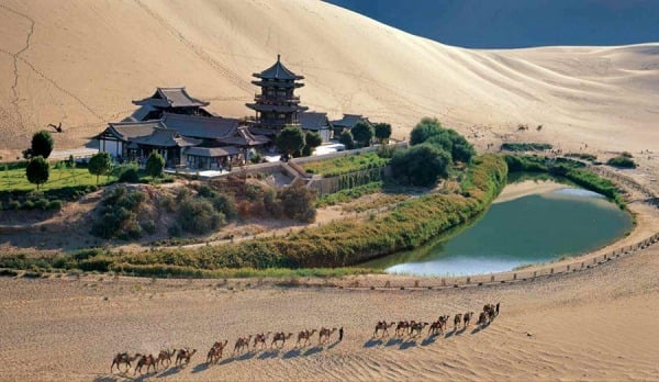 Hồ nước Nguyệt Nha Tuyền như chốn thần tiên giữa sa mạc Gobi, Trung Quốc