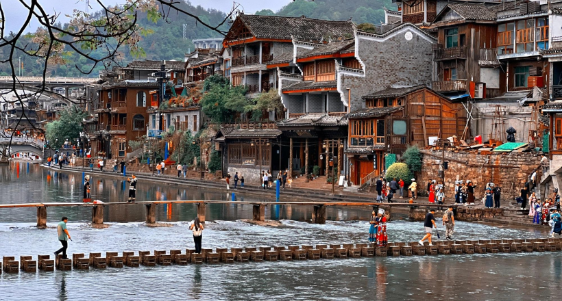 Phượng Hoàng cổ trấn – vẻ đẹp trầm mặc bên dòng Đà Giang