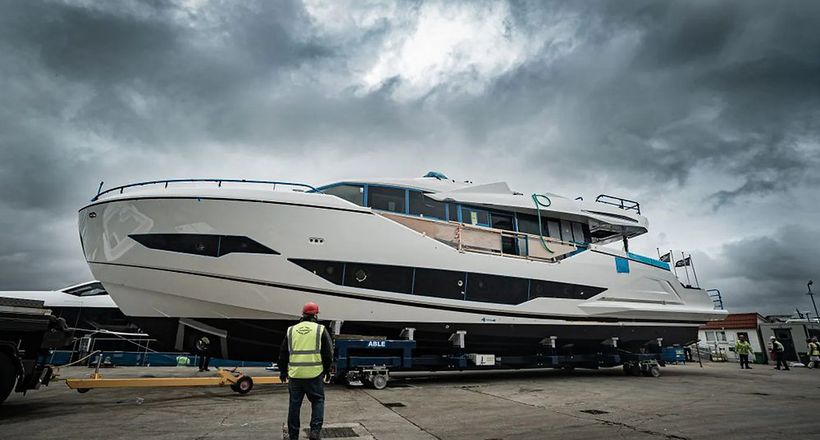Chiếc Sunseeker 90 Ocean đầu tiên đã bước vào giai đoạn hoàn thiện