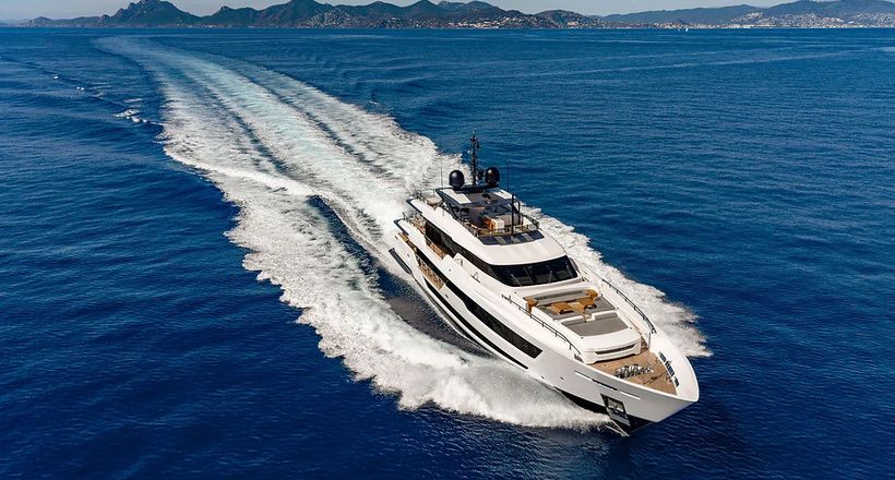 Có gì trên siêu du thuyền Custome Line 140 - flagship mới nhất của Ferretti?