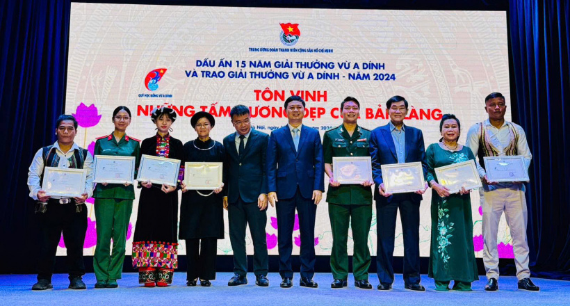 Ông Johnathan Hạnh Nguyễn nhận giải thưởng Vừ A Dính