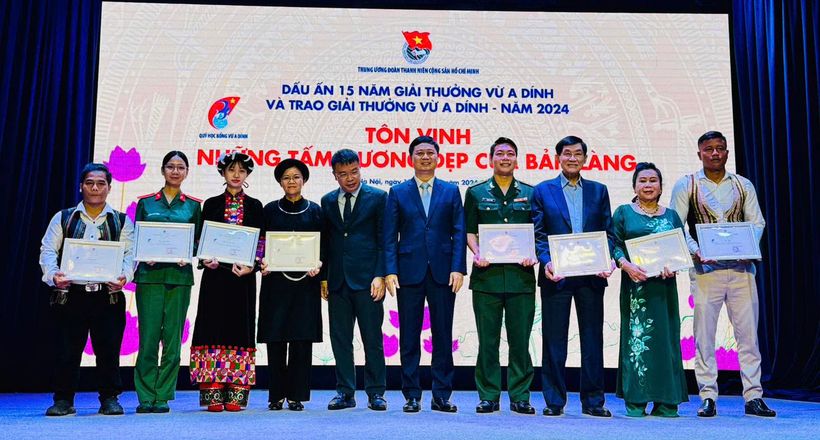 Ông Johnathan Hạnh Nguyễn nhận giải thưởng Vừ A Dính