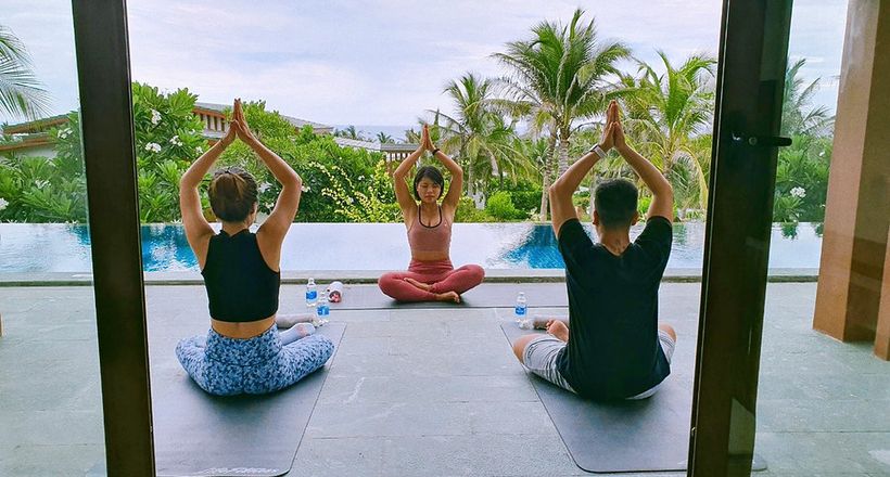Tập yoga cùng huấn luyện viên riêng tại Mövenpick Resort Cam Ranh