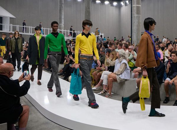 BST Prada Xuân Hè Nam 2025: Bản chất của sự thật đằng sau chiếc mặt nạ bóng bẩy