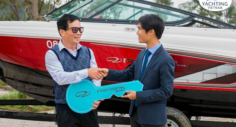 Yachting Việt Nam bàn giao thuyền Regal 21 OBX cho khách hàng