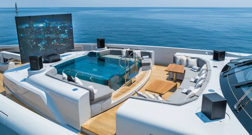 Tankoa Grey - Siêu du thuyền 50 mét độc lạ với hồ bơi kính và TV lộ thiên ngoại cỡ