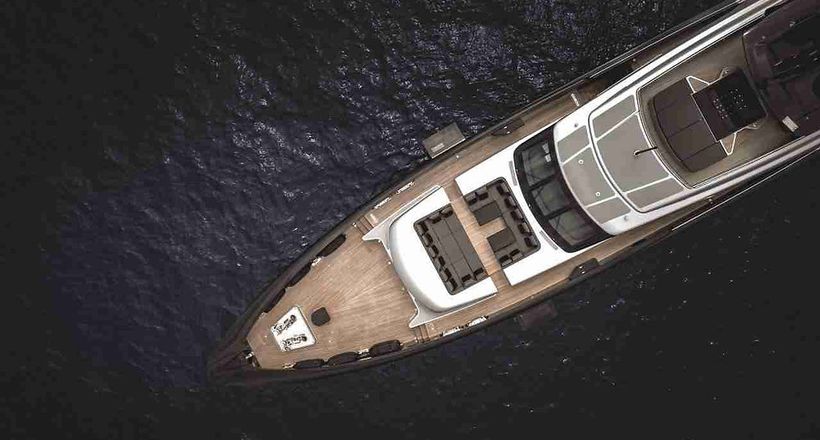 Siêu du thuyền Tankoa Olokun: vẻ đẹp thu hút từ sắc đen huyền bí