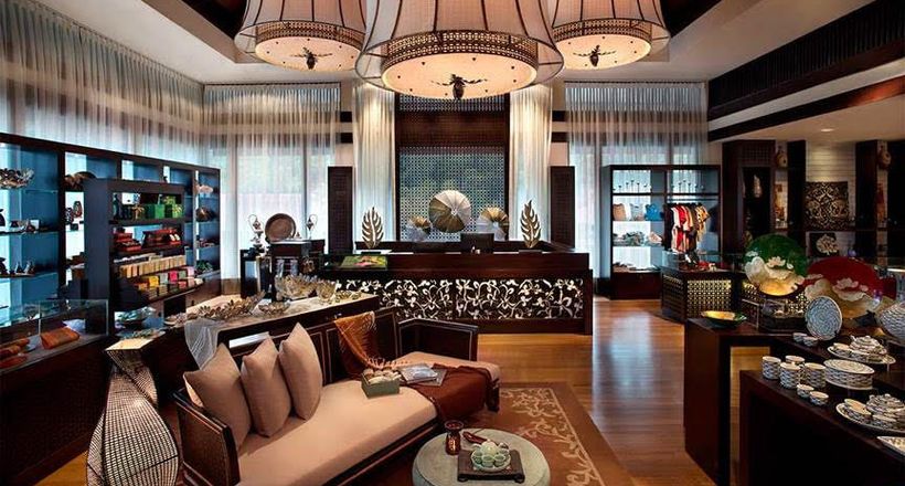 Du khách hứng thú với những tác phẩm nghệ thuật tại khách sạn Việt