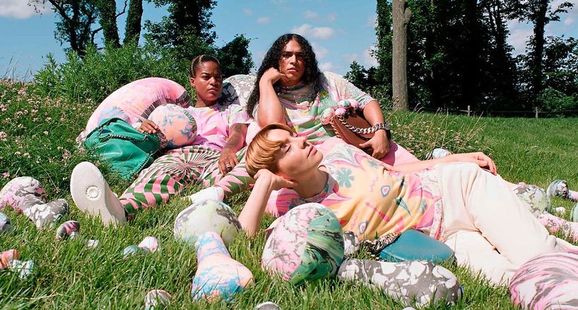 Stella McCartney hợp tác cùng 3 nghệ sĩ ra mắt các thiết kế unisex nổi bật