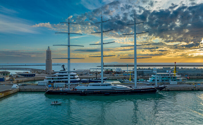 Hình ảnh đầu tiên của siêu du thuyền buồm 88m Maltese Falcon sau quá trình tu sửa