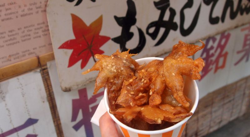 Thưởng thức món lá phong chiên giòn độc đáo ở Minoh, Nhật Bản