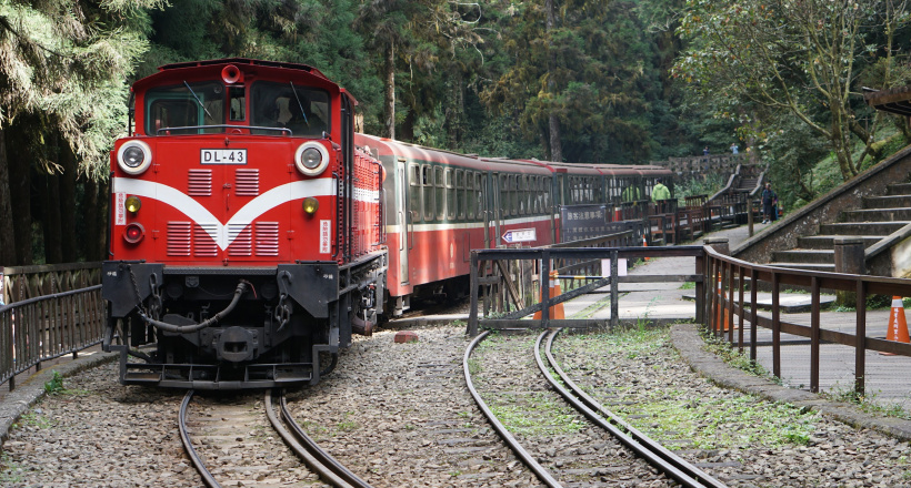 Du lịch xứ Đài – Trải nghiệm tàu hỏa đỏ cổ xuyên rừng nổi tiếng ở Alishan