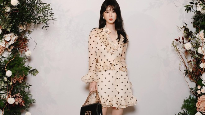 Mỹ nữ không thích mặc váy, sợ đám đông nhưng lại trở thành tâm điểm gây ùn tắc