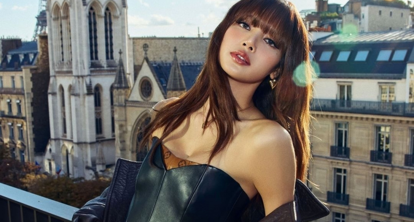 Lisa diện mốt khoe nội y trên phố