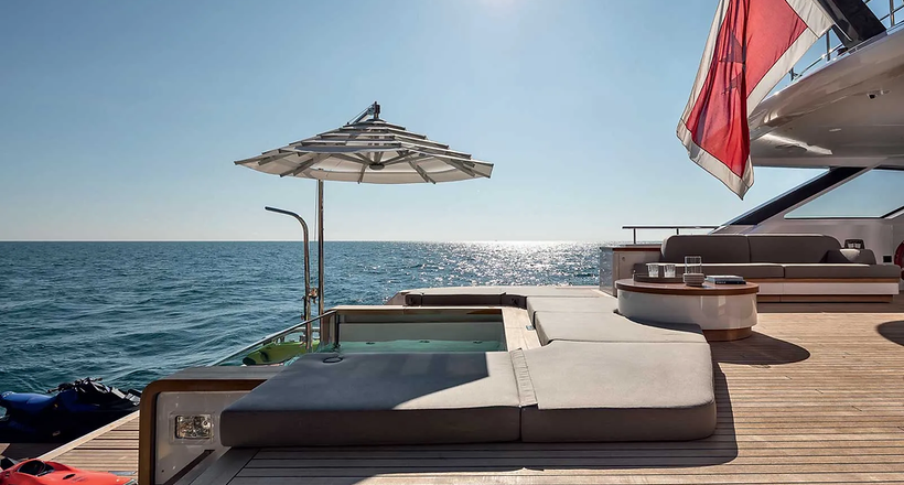 Hé lộ nội thất sang trọng trên siêu du thuyền Unknown của tiền đạo Ibrahimović