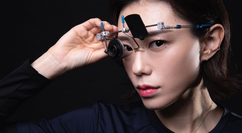 'Xạ thủ ngầu nhất hành tinh' bắt tay với Tesla, Louis Vuitton