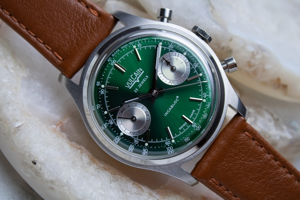 Đồng hồ Vulcain Chronograph phiên bản giới hạn màu xanh lá cây