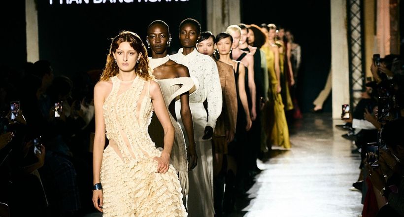 Vẻ đẹp phụ nữ Việt được nâng niu trong BST “Ceramics” của NTK Phan Đăng Hoàng