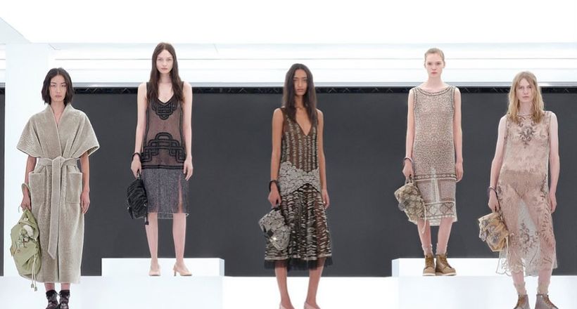 Fendi Xuân Hè 2025: Tôn vinh di sản 100 năm qua BST túi xách họa tiết Phục Hưng