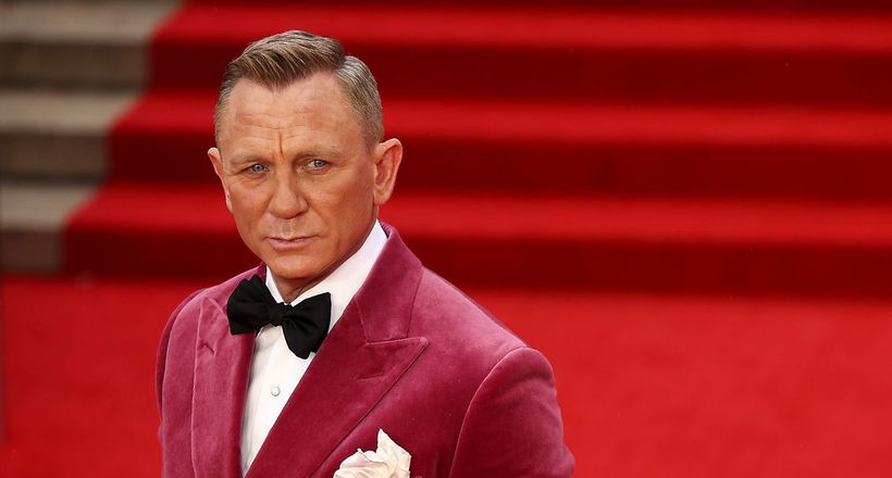 “James Bond” Daniel Craig gây chấn động với chiếc áo khoác màu hồng trên thảm đỏ